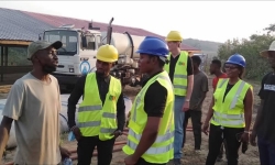 Construction de la ferme « Maki ya Congo » : le président de la Fondation MABIJ inspecte les travaux à Kasangulu